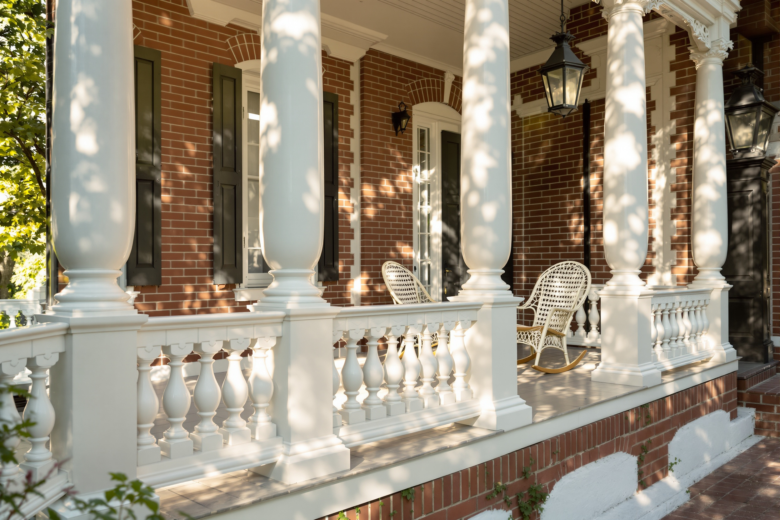 Front veranda of the Tarabino house with smooth columns and vase-shaped balustrades